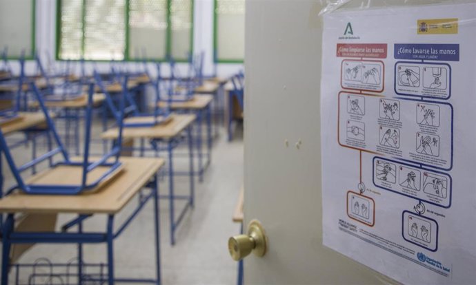 Cartel recordando las medidas de seguridad en la puerta de las aulas de un centro educativo