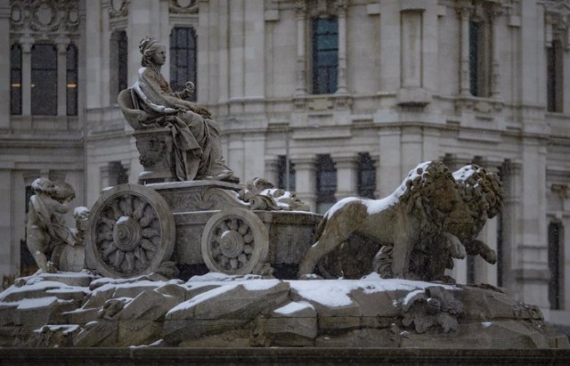 La fuente de Cibeles cubierta de nieve en el segundo día de nieve en la capital tras el paso de la borrasca Filomena.
