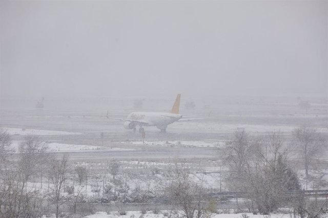 Un avión de la compañía Flypgs en el Aeropuerto de Madrid-Barajas Adolfo Suárez, en Madrid (España), a 8 de enero de 2021