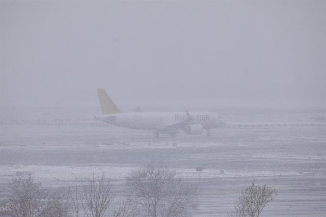 Un avión de la compañía Flypgs en el Aeropuerto de Madrid-Barajas Adolfo Suárez, en Madrid (España), a 8 de enero de 2021. El temporal de nieve y las heladas han obligado al aeropuerto a descongelar más de 60 aviones esta mañana. Aena ha activado el Plan 