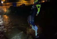 Rescatado un hombre tras quedar su vehículo atrapado en el río Guadalmansa de Estepona (Málaga)