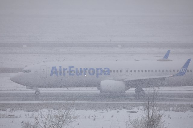 Un avión de la compañía Air Europa en el Aeropuerto de Madrid-Barajas Adolfo Suárez, en Madrid (España), a 8 de enero de 2021. 