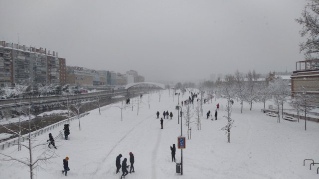 Madrileños salen a ver la nieve que cubre las calles