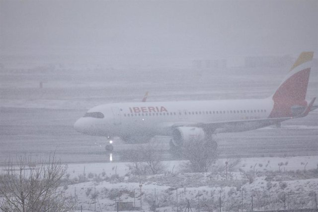 Un avión de la compañía Iberia en el Aeropuerto de Madrid-Barajas Adolfo Suárez, en Madrid (España), a 8 de enero de 2021