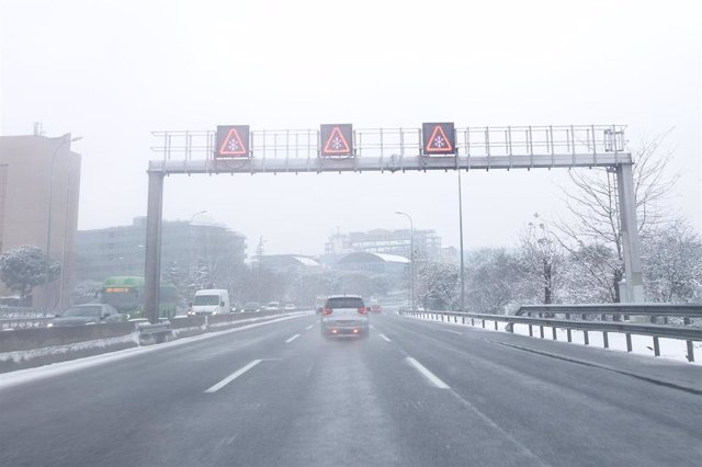 Anuncio de precaución por nieve en una carretera de la capital en el segundo día de nieve tras el paso de la borrasca Filomena, en Madrid (España), a 8 de enero de 2021. 