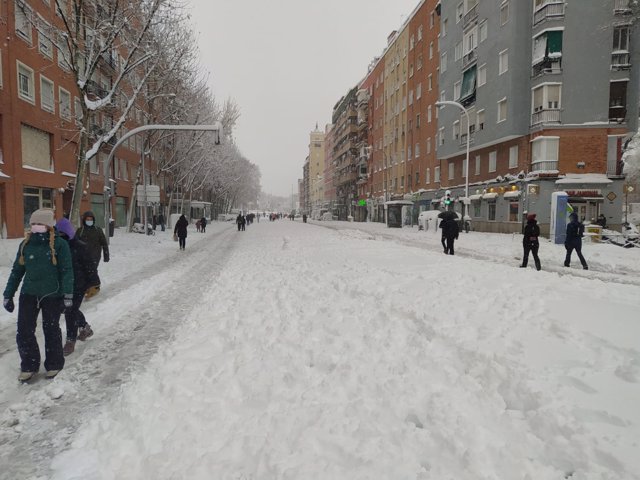  'Filomena' deja un copioso manto blanco enen las calles de Madrid