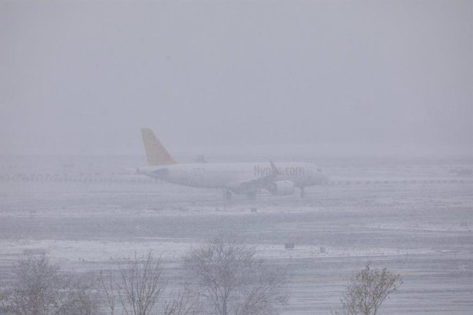 Un avión de la compañía Flypgs en el Aeropuerto de Madrid-Barajas Adolfo Suárez, en Madrid (España), a 8 de enero de 2021. El temporal de nieve y las heladas han obligado al aeropuerto a descongelar más de 60 aviones esta mañana. Aena ha activado el Pla