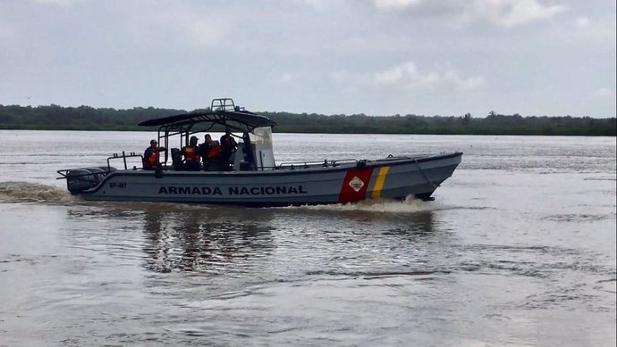    La Armada Nacional colombiana rescató este miércoles tres cuerpos sin vida de las 10 personas desaparecidas tras el naufragio de dos embarcaciones este lunes en aguas del río Orinoco, cerca de la frontera entre Colombia y Venezuela