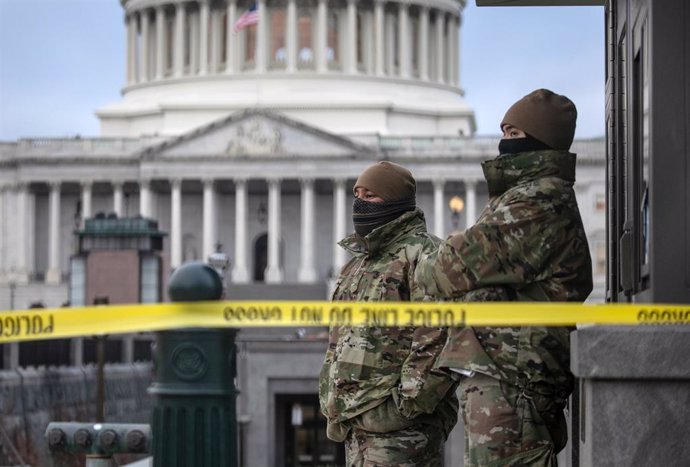 Miembros de la Guardia Nacional frente al Capitolio.