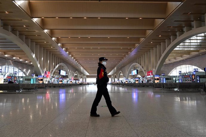 07 January 2021, China, Shijiazhuang: A guard walks inside Shijiazhuang Railway Station which has been out of service since Wednesday due to the spread of coronavirus (COVID-19). Photo: -/TPG via ZUMA Press/dpa