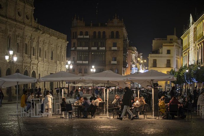 Varias personas en la terraza de un bar 