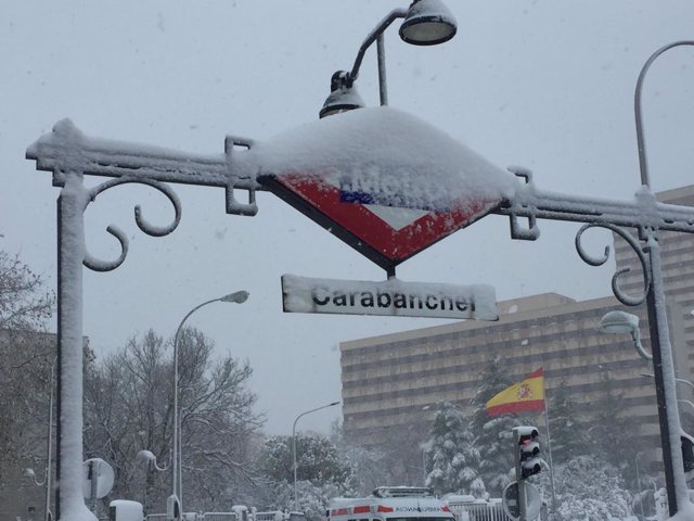 Parada de Metro cubierta por la nieve
