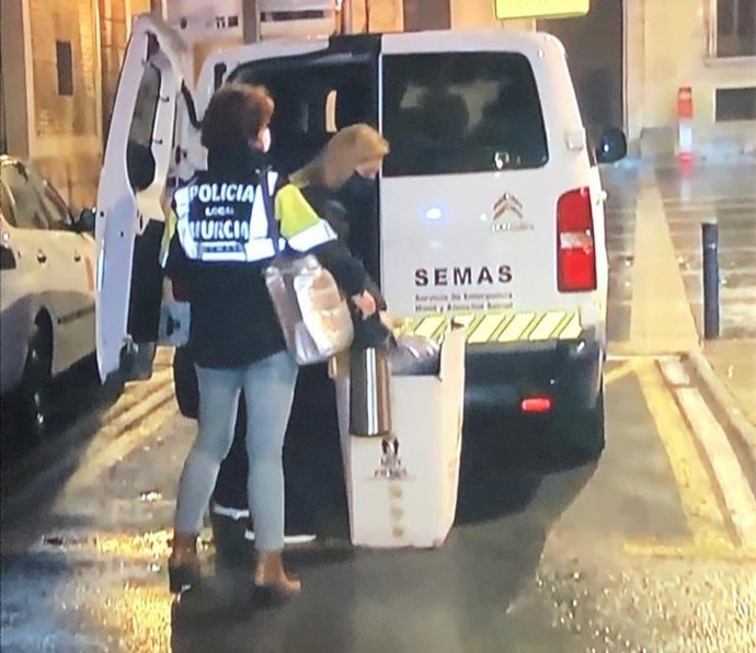 Dos intengrantes del operativo del SEMAS