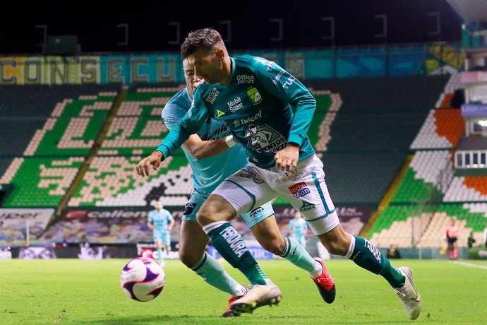 Emmanuel Gigliotti intenta escaparse de Nicolás Díaz durante el duelo entre el Club León y el Mazatlan FC del Apertura mexicano