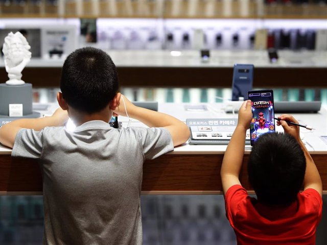 Children experience Samsung Electronics Galaxy Note 8 smartphone at its shop on August 25, 2017 in Seoul, South Korea. Prosecutors are seeking a 12-year jail sentence.