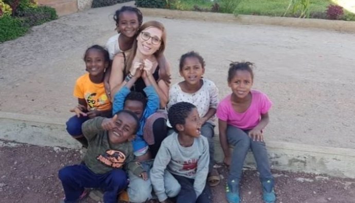La voluntaria cordobesa Olivia Román en Etiopía con la ONG Ambessa.