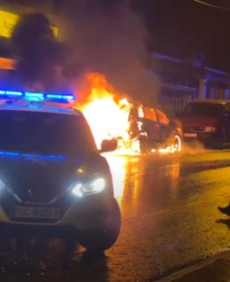 Vehiculo calcinado por un incendio fortuito en la avenida de Es Canar.