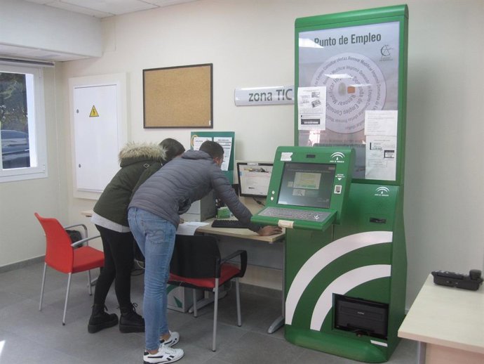 Dos usuarios en un punto de empleo del SAE