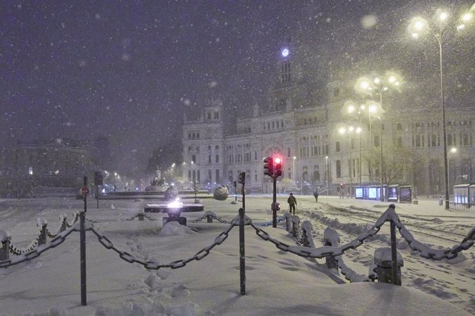 El Ayuntamiento de Madrid y la fuente de Cibeles, cubiertos de nieve por la borrasca Filomena, en Madrid (España) a 9 de enero de 2021.