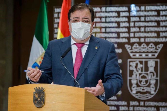 El presidente de la Junta, Guillermo Fernández Vara, en rueda de prensa