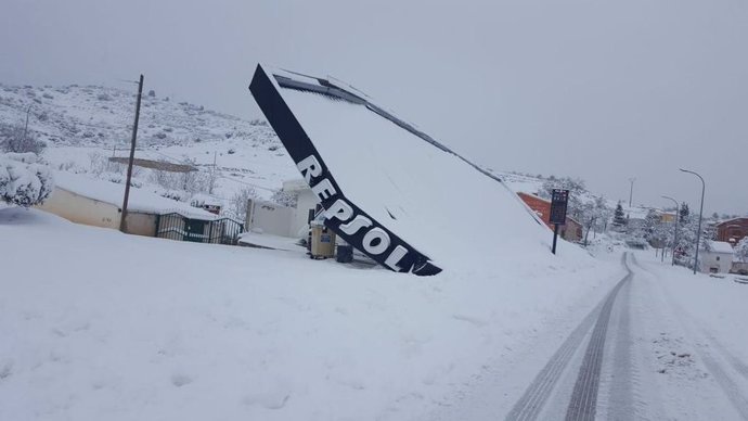 Gasolinera de Priego caída por la nieve de Filomena