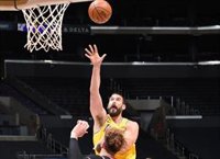 Los Lakers de Marc Gasol se afianzan en el liderato del Oeste y los Clippers de Ibaka ceden terreno