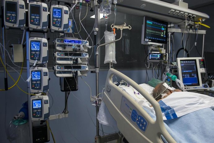 Un paciente ingresado en la Unidad de Cuidados Intensivos (UCI) para enfermos de coronavirus