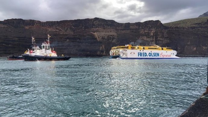 Tres remolcadores retoman las maniobras de rescate del Bentago Express