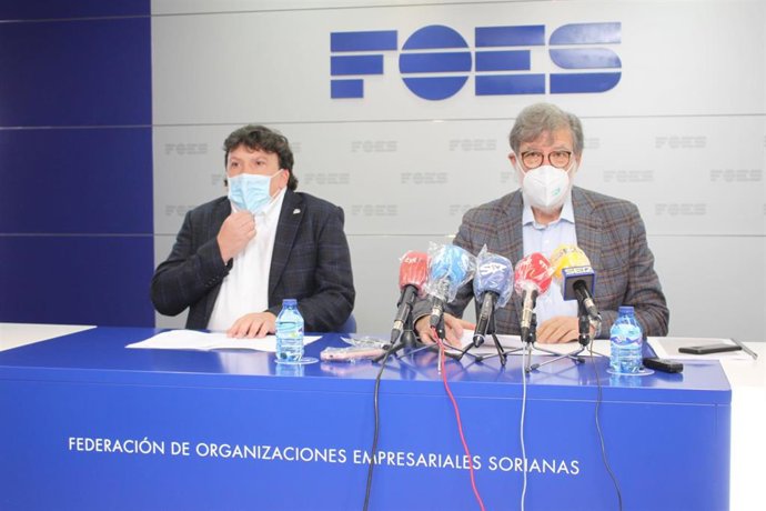 El presidente de CEOE CyL, Santiago Aparicio, a la derecha, en una imagen de archivo.