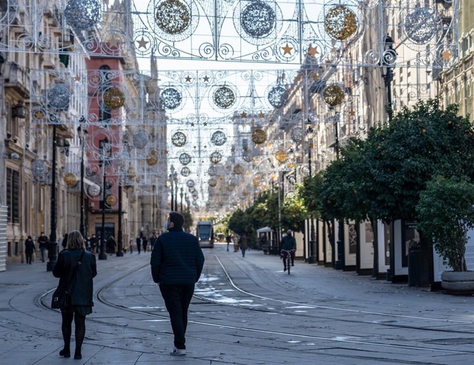 Turistas por la Avenida de la Constitución durante estas Navidades