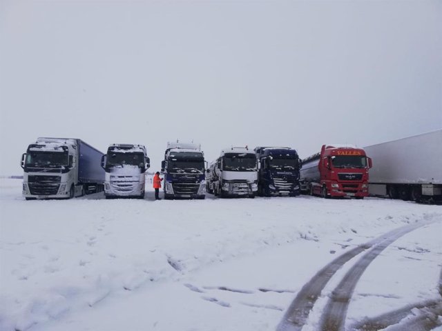 Camiones atrapados por la nieve en Minglanilla (Cuenca)