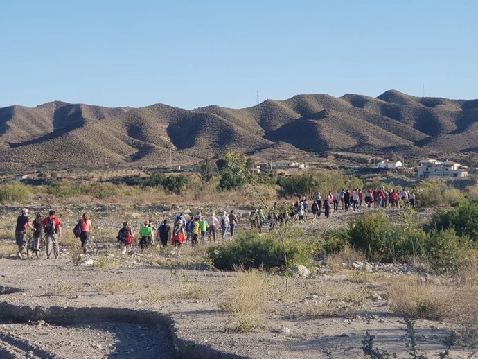    Un grupo de  senderistas en una actividad organizada por el área de  Deportes de la Diputación de Almería.
