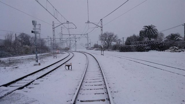 Renfe suspende por el temporal los trenes en Aragón, excepto el Cercanías entre Miraflores y Casetas (Zaragoza).