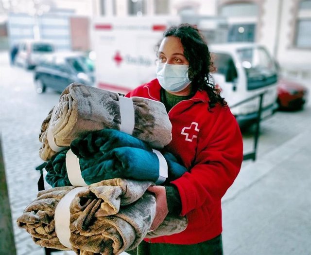 Cruz Roja despliega sus planes de emergencia para ampliar la capacidad de los albergues y reforzar su colaboración con ayuntamientos y proteger a las personas sin hogar del frío extremo.
