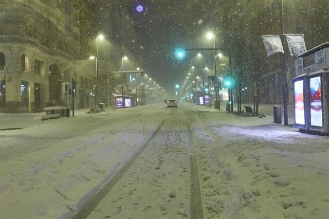 Gran Vía cubierta de nieve tras el paso de la borrasca Filomena, en Madrid (España).