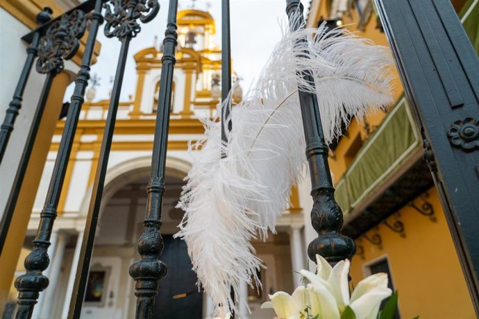 Una pluma que utilizan los "Armaos" en la puerta de la Iglesia de la Esperanza Macarena  de Sevilla, que no ha podido salir en procesión por el estado de alarma por el coronavirus, foto de archivo