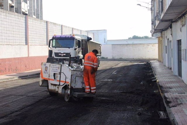 Trabajos de asfaltado en Mérida.