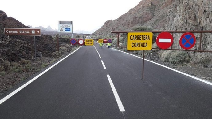 Cierran todos los accesos al Teide por hielo y pequeños desprendimientos