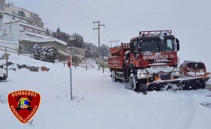 Los bomberos de la DPZ despejan la nieve en Trasmoz.