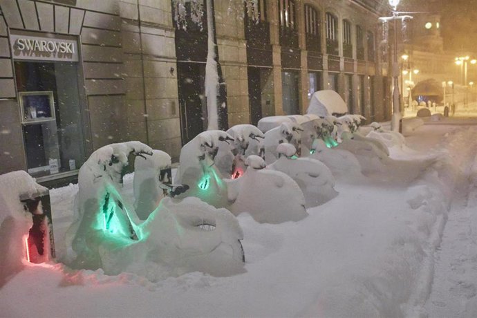 Bicicletas cubiertas de nieve tras el paso de la borrasca Filomena, en Madrid.