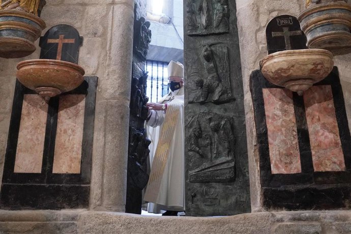 El Arzobispo De Santiago, don Julián Barrio, durante el acto solemne de apertura de la Puerta Santa de la Catedral de Santiago