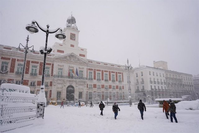 La Puerta del Sol cubierta de nieve como resultado de  la borrasca Filomena, en Madrid (España) a 9 de enero de 2021. El temporal de precipitación, frío y sobre todo de nevadas provocado por la borrasca 'Filomena' y que se agudizará este viernes y sábado,