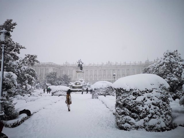 Alrededores del Palacio Real cubierto de nieve tras el paso de la borrasca Filomena, en Madrid (España) a 9 de enero de 2021.La borrasca Filomena golpea con fuerza la capital, en la que se han cerrado al tráfico circunvalaciones y túneles. Las acumulacion