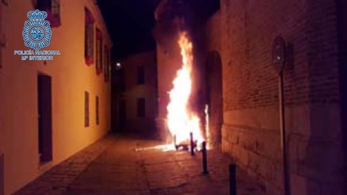 Contenedores incendiados en Écija