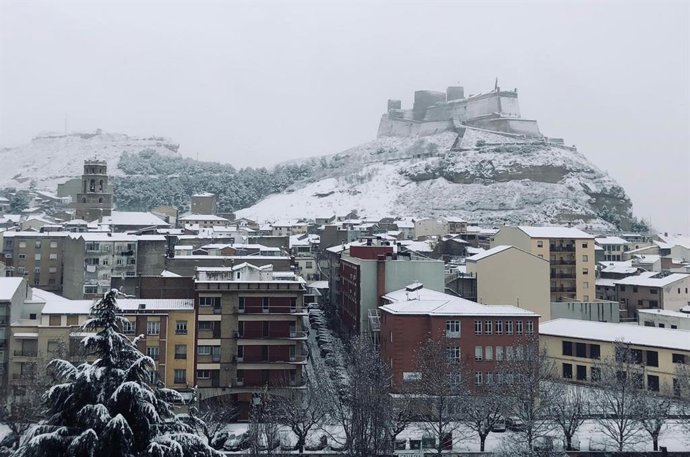 La ciudad de Monzón nevada, con el castillo al fondo