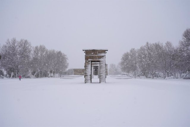 El Templo de Debod cubierto de nieve como resultado de la borrasca Filomena, en Madrid (España) a 9 de enero de 2021. 