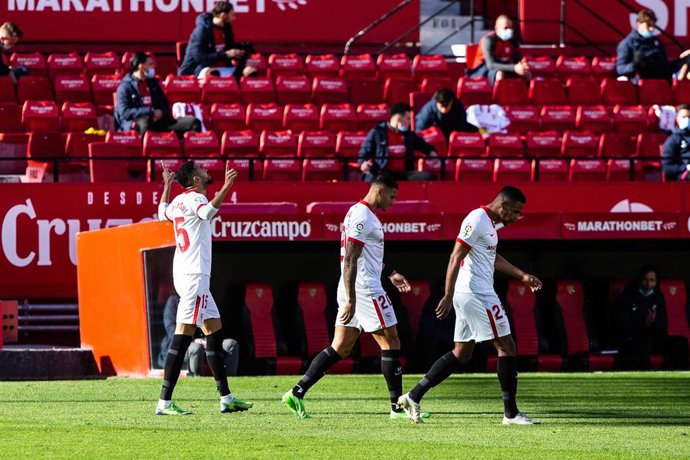 Youssef En-Nesyri celebra uno de sus goles en el Sevilla-Real Sociedad