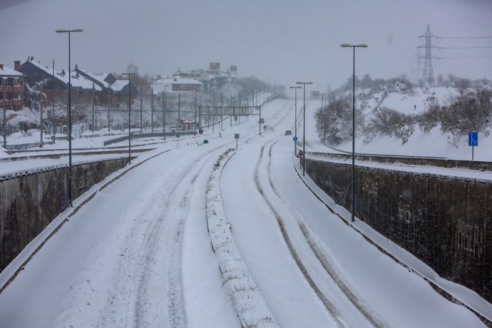 Carretera M-503 en Pozuelo de Alarcón, Madrid cubierta de nieve por la borrasca Filomena, en Madrid (España) a 9 de enero de 2021