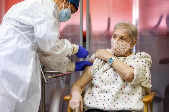 María es vacunada en la Comunidad de Madrid durante el primer día de vacunación contra la Covid-19 en España, en la residencia de mayores Vallecas, perteneciente a la Agencia Madrileña de Atención Social (AMAS), en Madrid (España), a 27 de diciembre de 