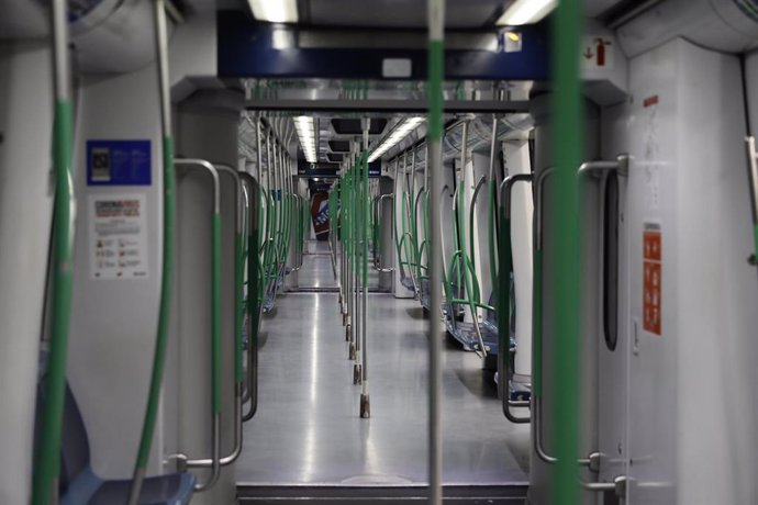Interior de un vagón de metro la línea del Aeropuerto Adolfo Suárez Madrid-Barajas, en Madrid, (España), a 23 de mayo de 2020.